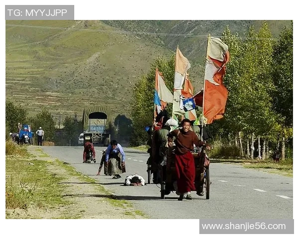 足球球星虔诚祈祷特写展现赛场背后的信仰与坚持